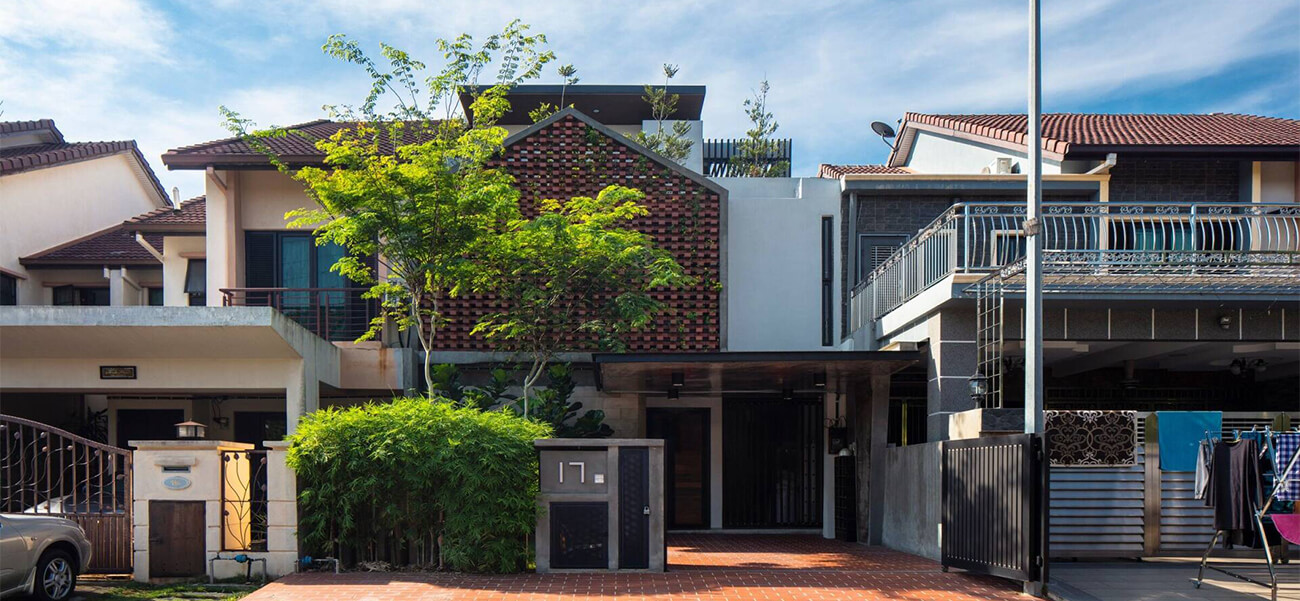 Nhà phố 2 tầng dành diện tích để thiết kế thêm 2 khoảng sân trong xanh mát