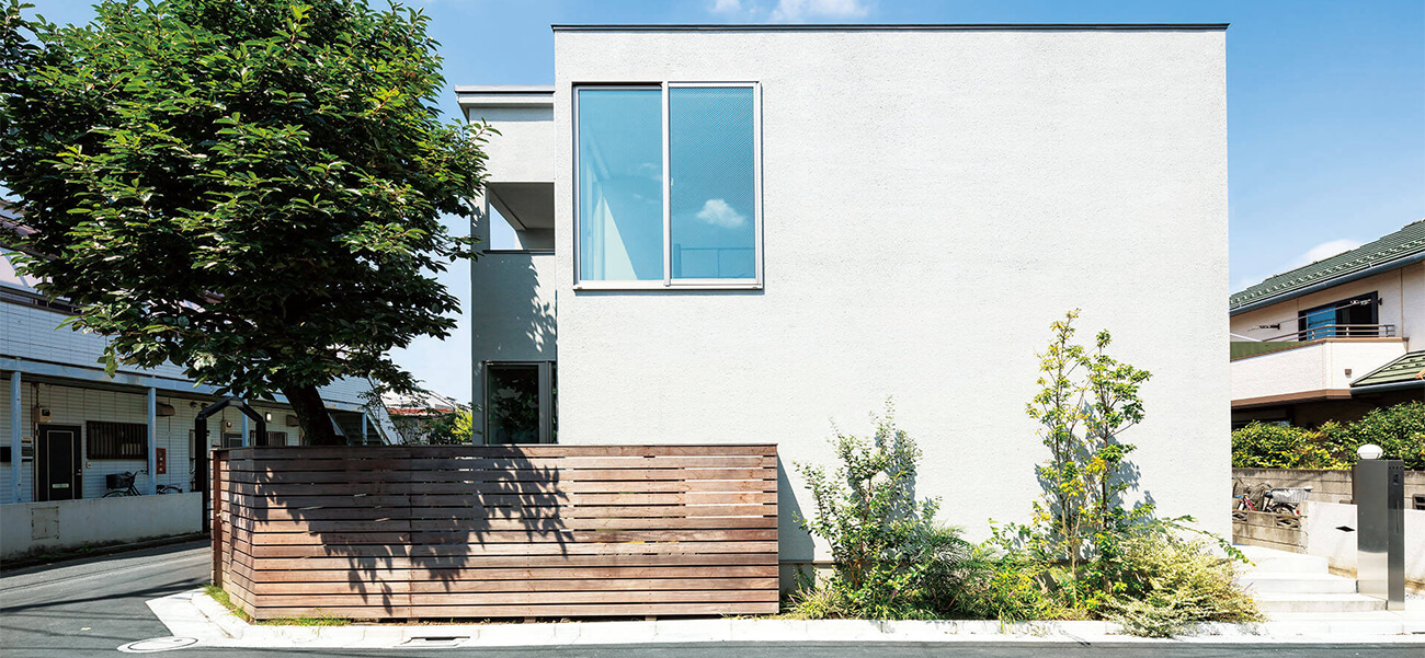 Nhà phố 2 tầng rộng thoáng nhờ cầu thang xoắn ốc & báo giá thi công nhà phố