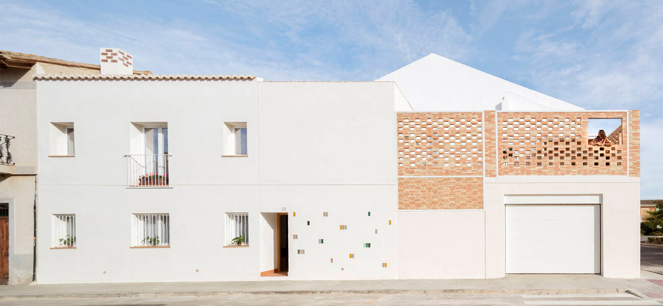 Nhà phố 2 tầng thoáng sáng nhưng vẫn kín đáo, riêng tư & báo giá xây dựng nhà phố