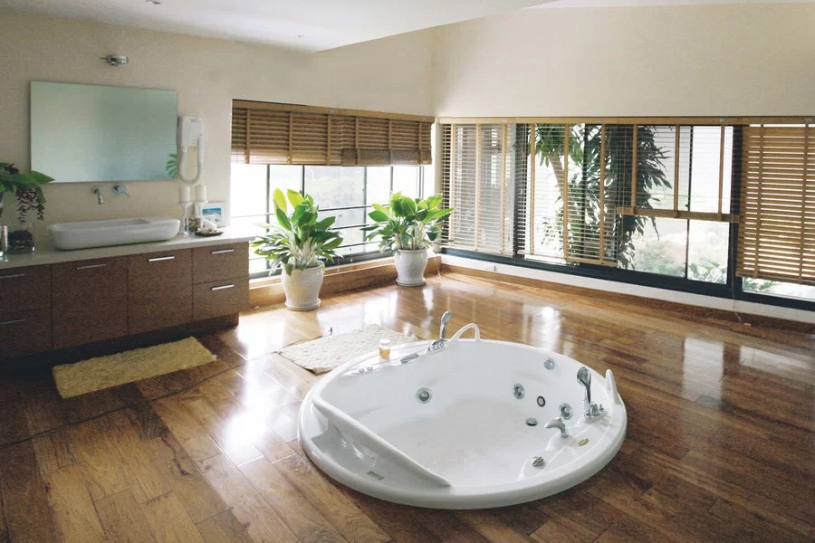 Những phòng tắm mở giúp không gian thoáng hơn