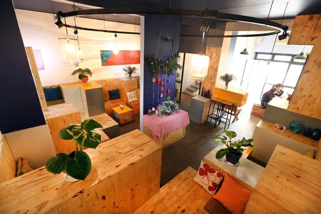 Quán cà phê có nội thất từ ống giấy, gỗ pallet