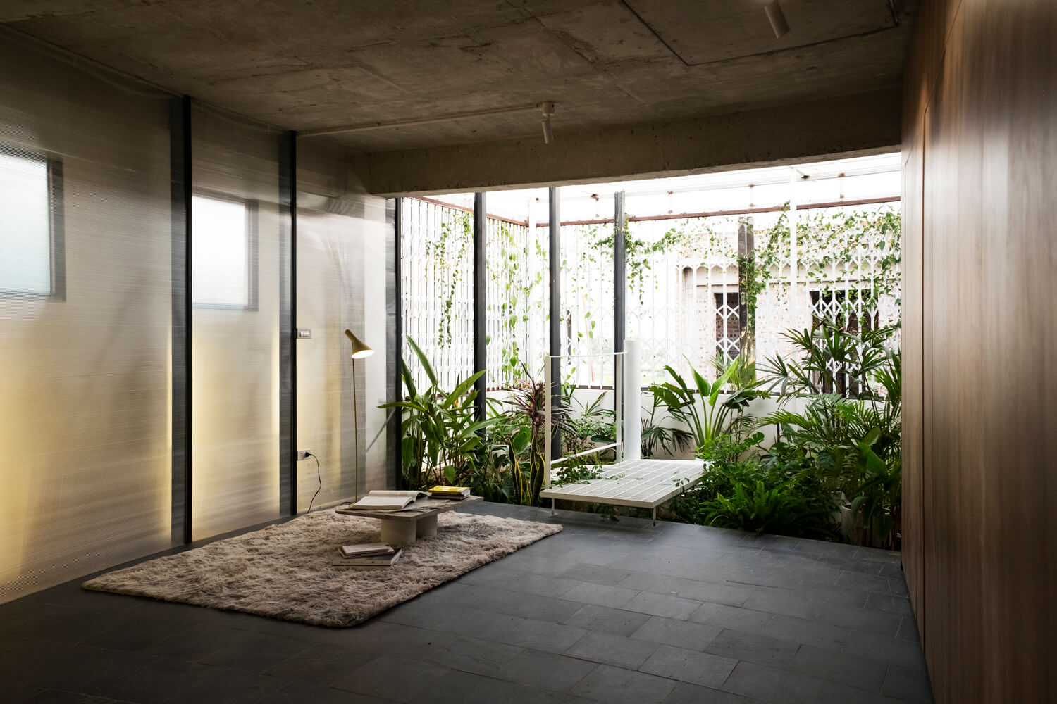 Thi công xây dựng ngôi nhà phá cách tại Hà Đông sau lớp 'áo đồng phục'