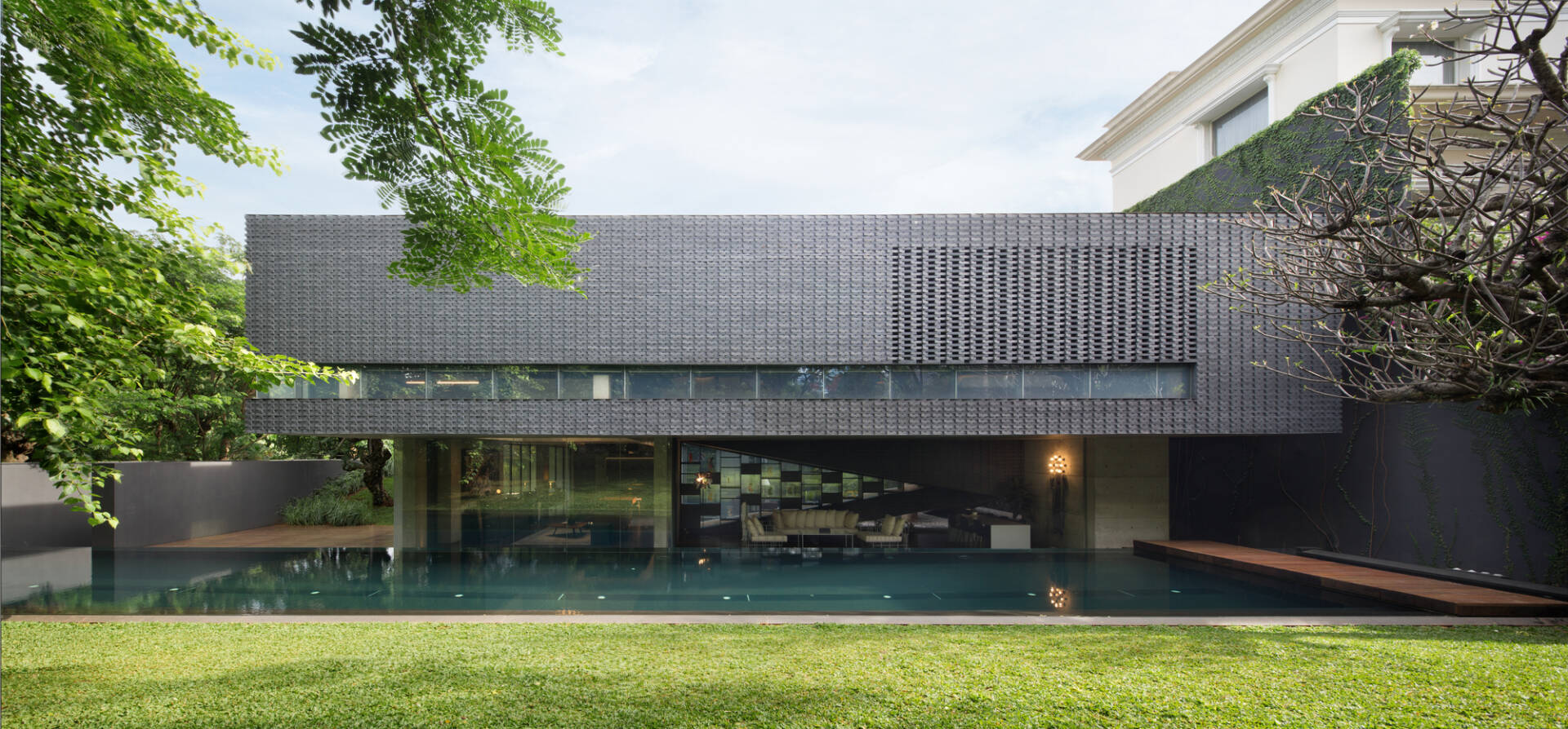 Thiết kế kiến trúc biệt thự gạch đen với lọc sáng hiệu quả, giúp hòa mình vào thiên nhiên tươi mát