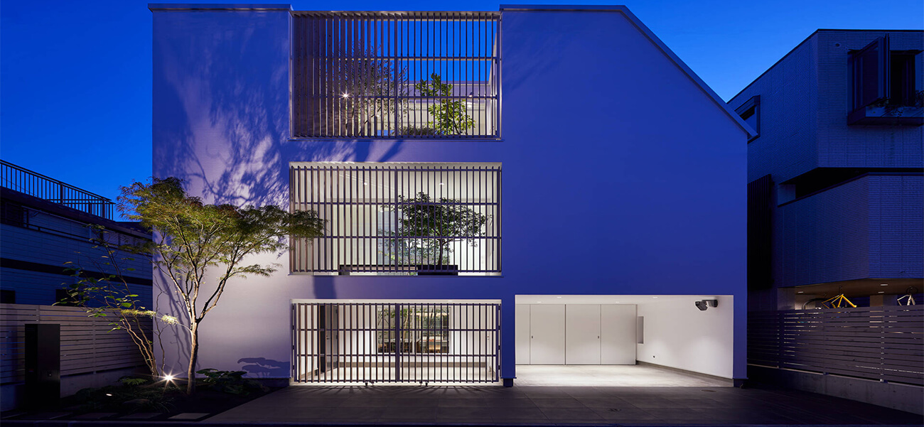 Thiết kế kiến trúc nhà đẹp 3 tầng với sân trong xanh thoáng và lộng gió