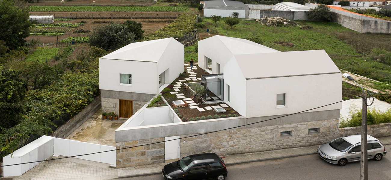 Thiết kế kiến trúc nhà tương phản, tầng 1 ốp đá granite, tầng 2 thiết kế phần lớn là sân vườn