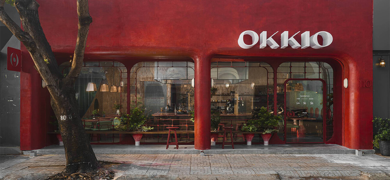 Trang trí quán cà phê màu đỏ hoài cổ với mặt tiền như những ô cửa sổ toa tàu