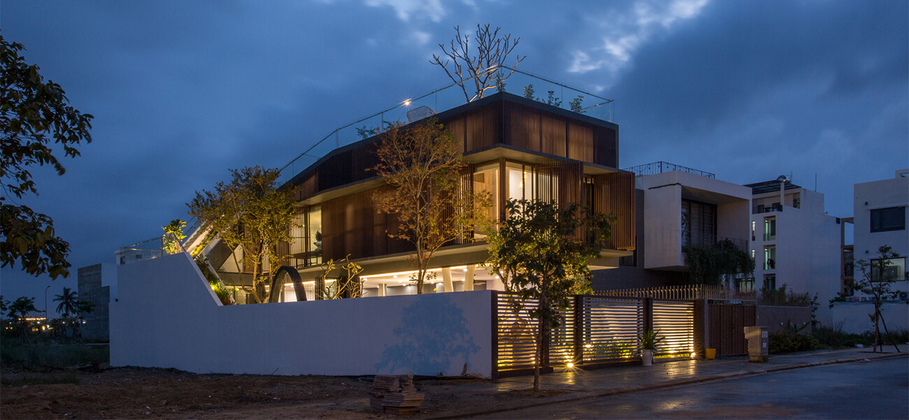 Vợ chồng ở Đà Nẵng xây dựng biệt thự vườn tuyệt đẹp trên sân thượng