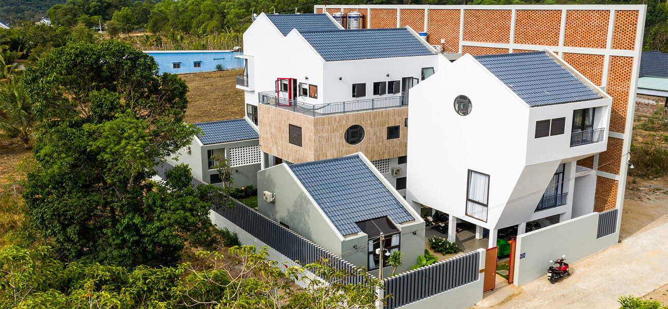 Vợ chồng ở Phú Quốc thi công xây dựng biệt thự khủng với bức tường khổng lồ để tránh nắng