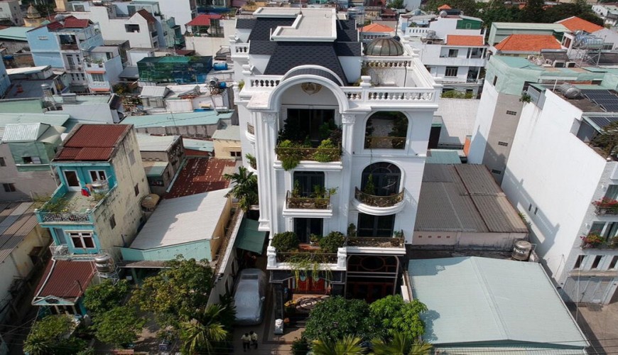 Biệt thự cổ điển lộng lẫy ẩn giấu vườn cây xanh giữa lòng Sài Gòn